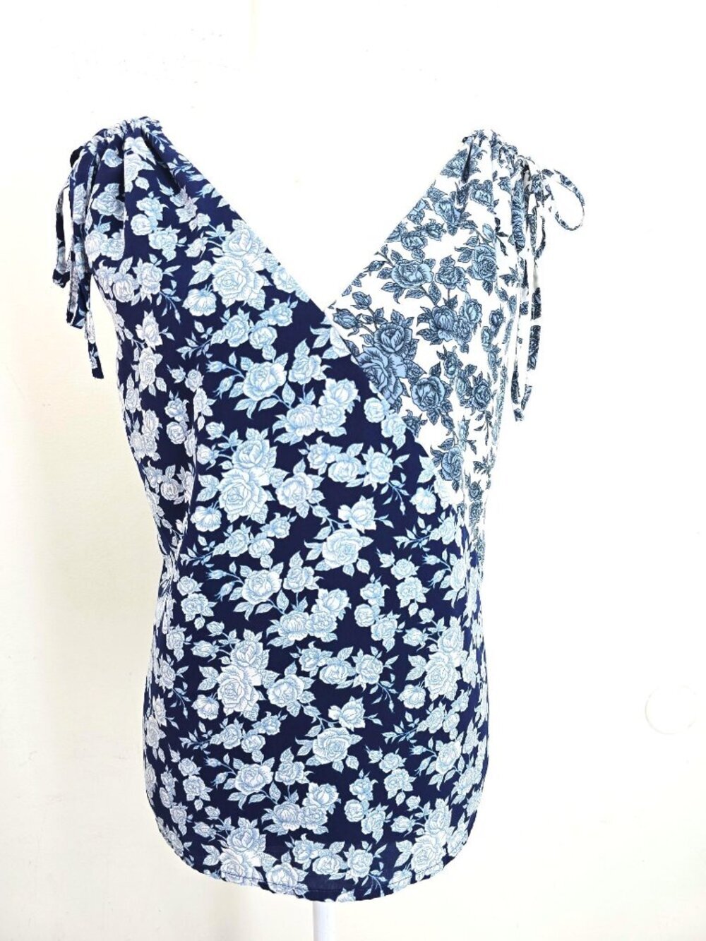 Skies are Blue Navy White Floral VNeck Dainty Cottagecore Top Women Size M